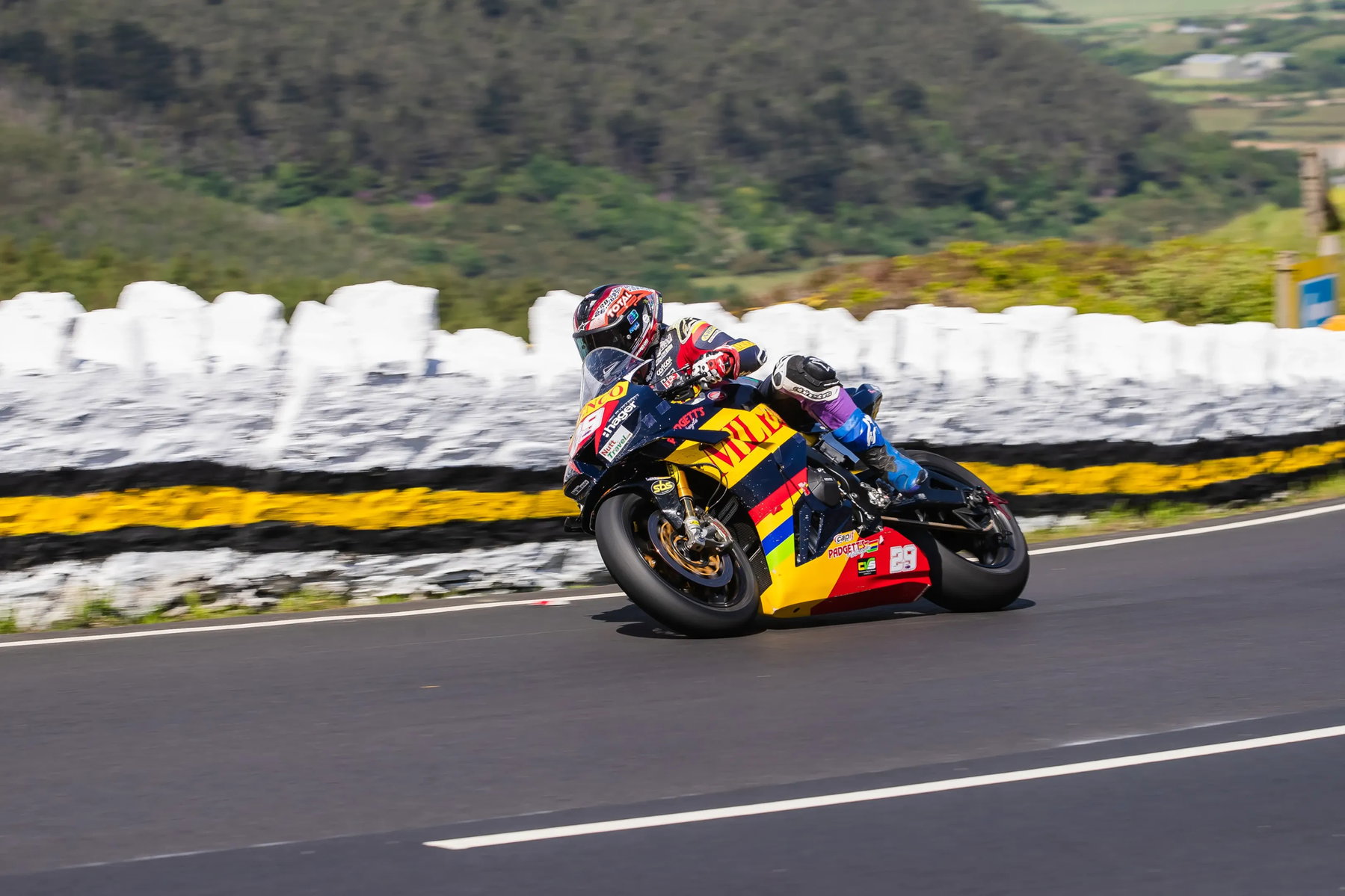 TT 2026: Harrison fährt Wochenbestzeit vor dem ersten Rennen 1 Startnummer 29 auf bunt lackiertem Milenco Superbike bei Highspeed auf dem Mountain Course – Isle of Man TT 2026 Free Practice