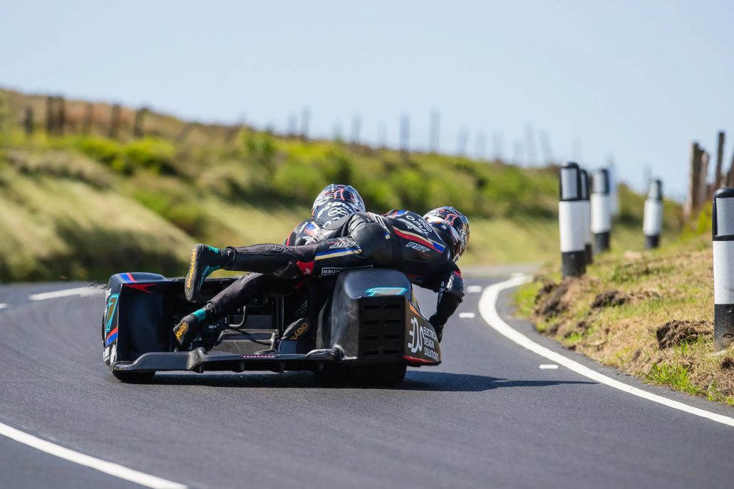 Seitenwagen-Gespann auf dem Mountain Course – Isle of Man TT 2026