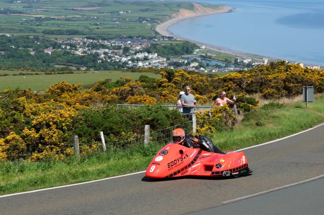 Rotes Eddy Racing Seitenwagen-Gespann auf dem Mountain Course – Isle of Man TT 2026