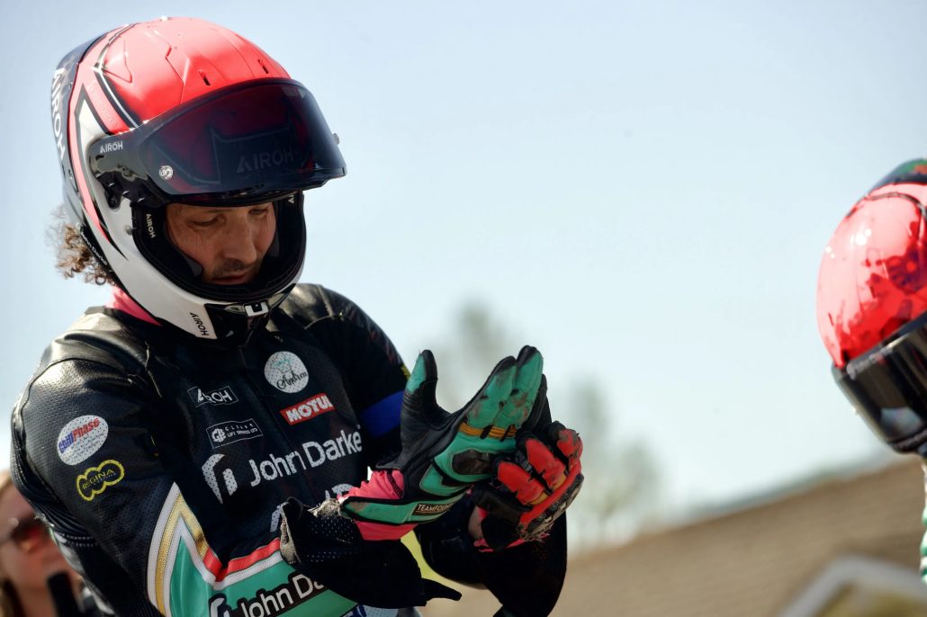Seitenwagenfahrer mit Helm – Isle of Man TT 2026