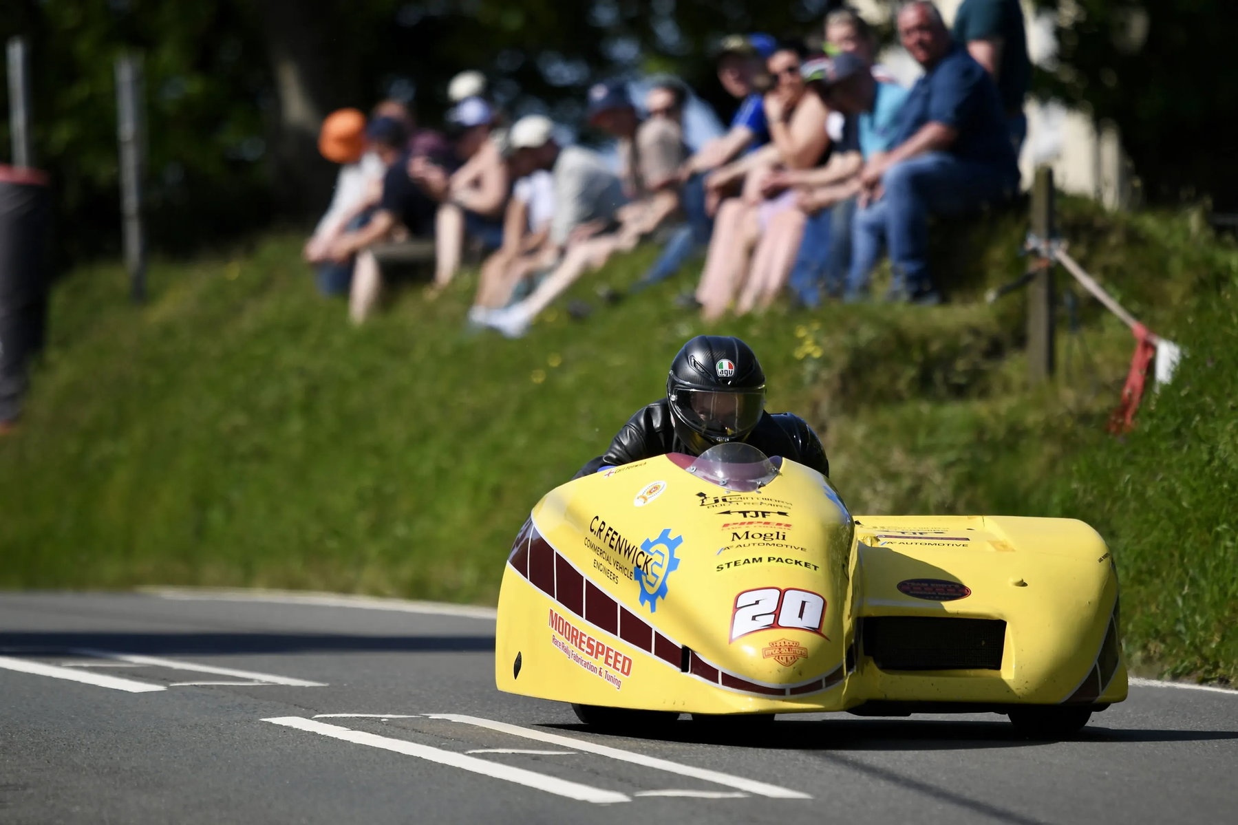 Sidecar Startnummer 20 G.R. Fenwick Moorespeed in Aktion – Isle of Man TT 2026 Newcomers Zuschauer am Straßenrand