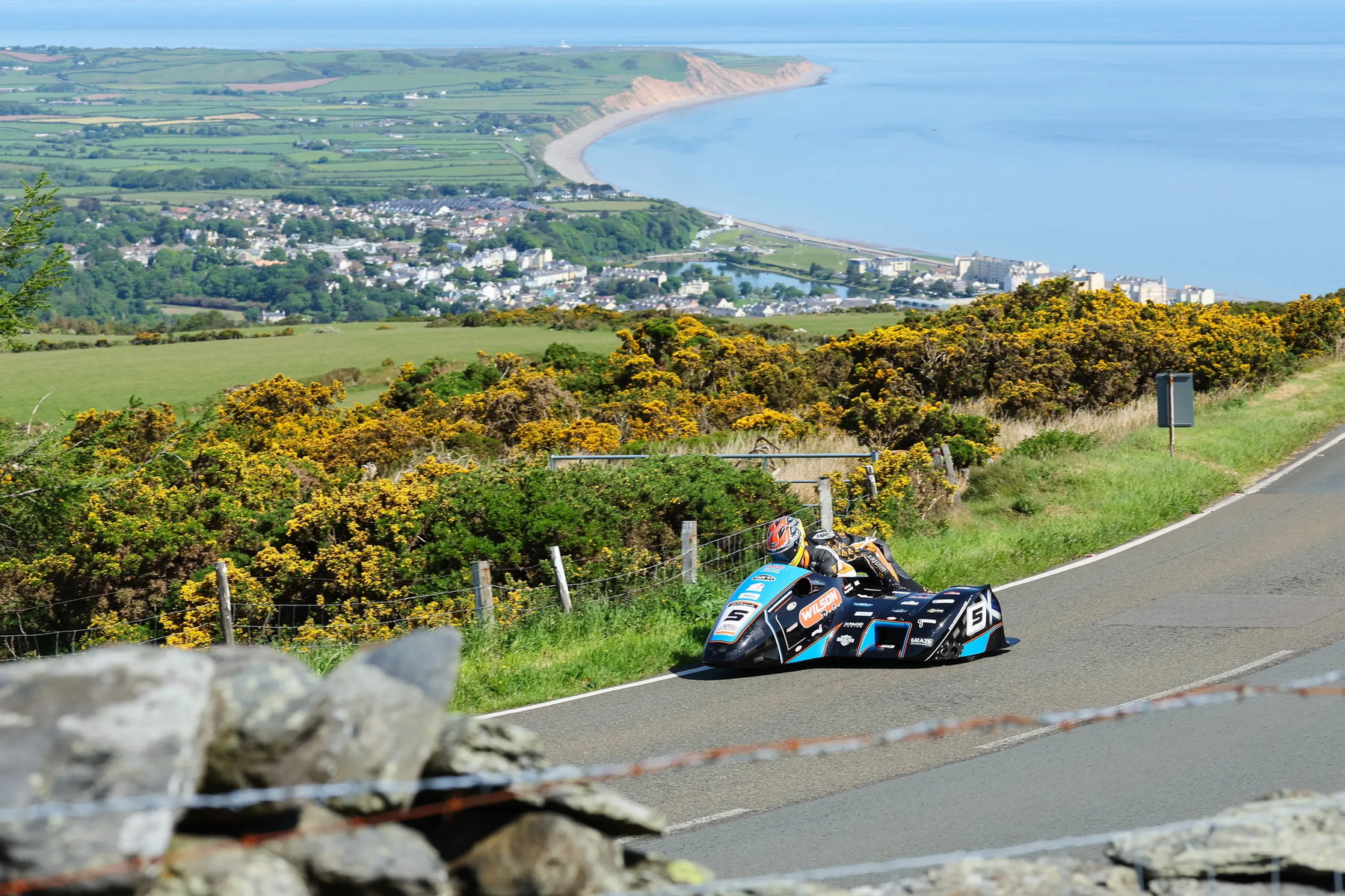 Dunkles Sidecar-Gespann auf dem Mountain Course mit spektakulärem Küstenpanorama – Isle of Man TT 2026