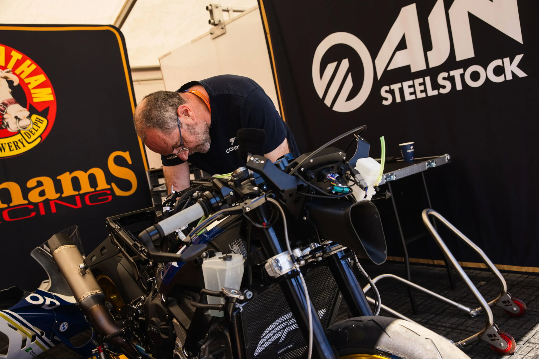 Motoröl-Mythen im Faktencheck: Warum dunkles Öl kein Mangel ist 5 Mechaniker arbeitet am Motorrad im Bathams-Racing-Teamzelt – Isle of Man TT 2026 Paddock
