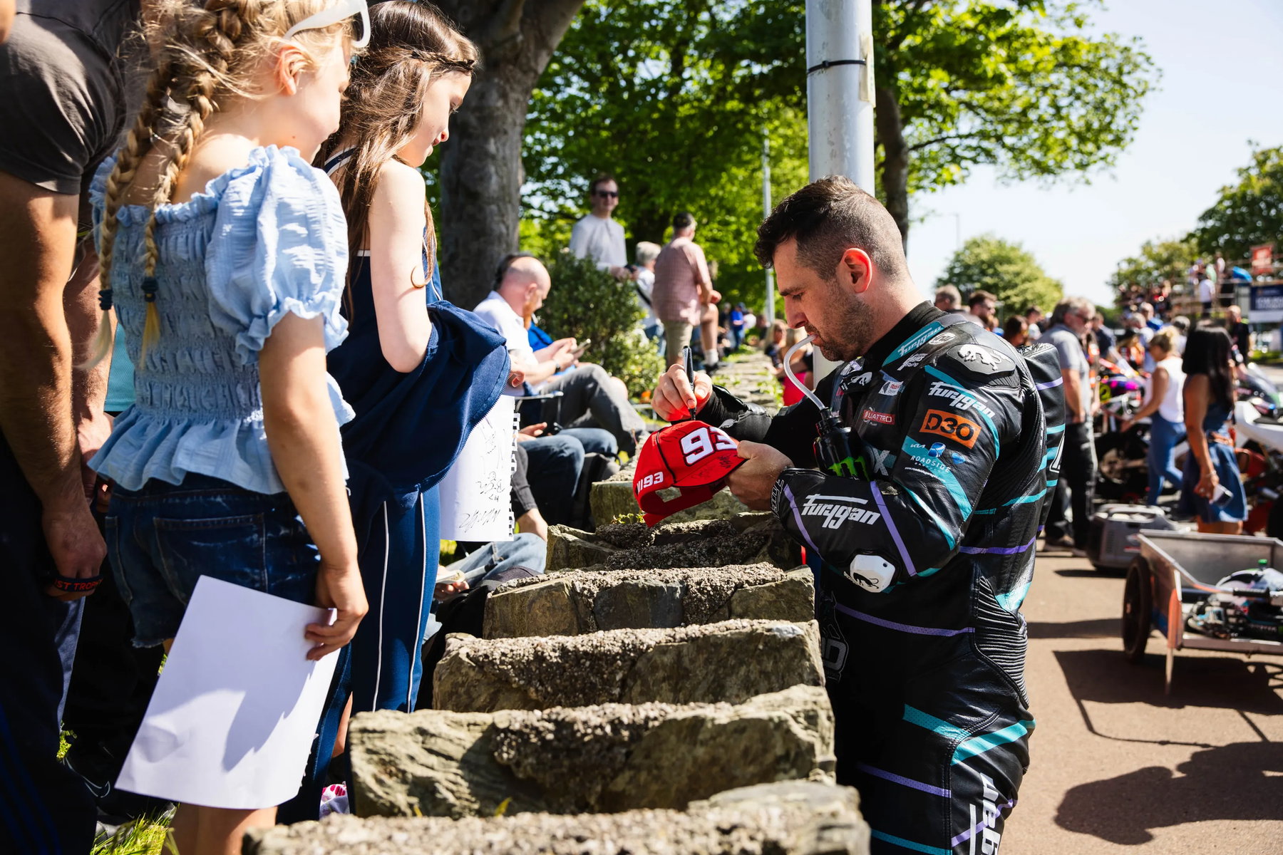 TT 2026: Dunlop bricht den Supersport-Rekord dreimal an einem Tag 7 Michael Dunlop gibt Autogramme für Fans am Streckenrand bei der Isle of Man TT 2026