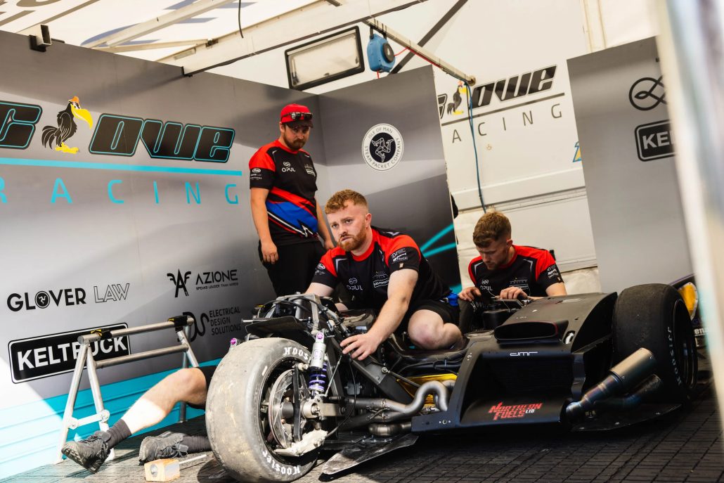 Rogue Racing Team arbeitet an Seitenwagen-Gespann – Isle of Man TT 2026 Paddock