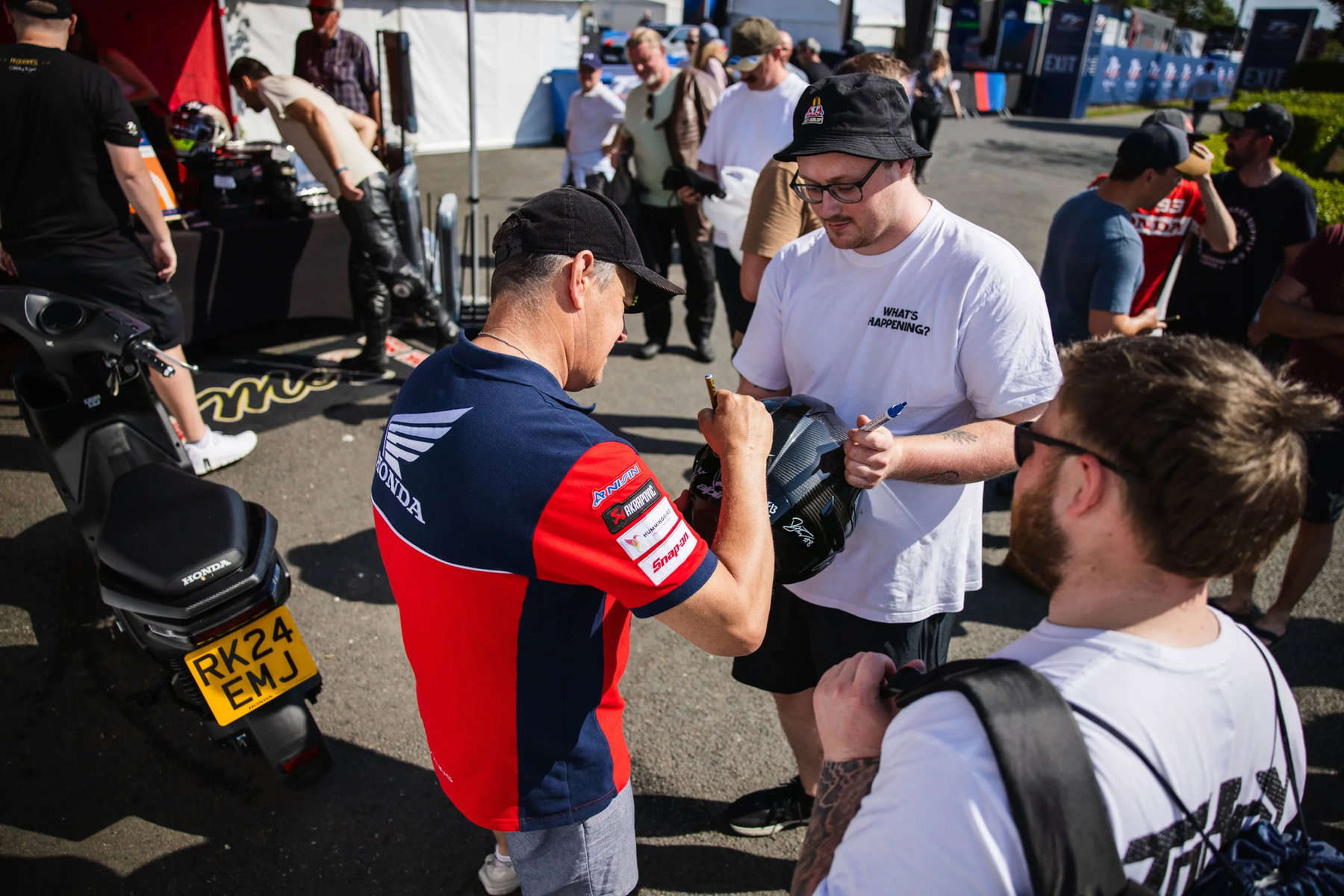 John McGuinness will weitermachen: 2027 hängt jetzt an Honda 1 John McGuinness bei einer Autogrammstunde mit Fans im Paddock – Isle of Man TT 2026