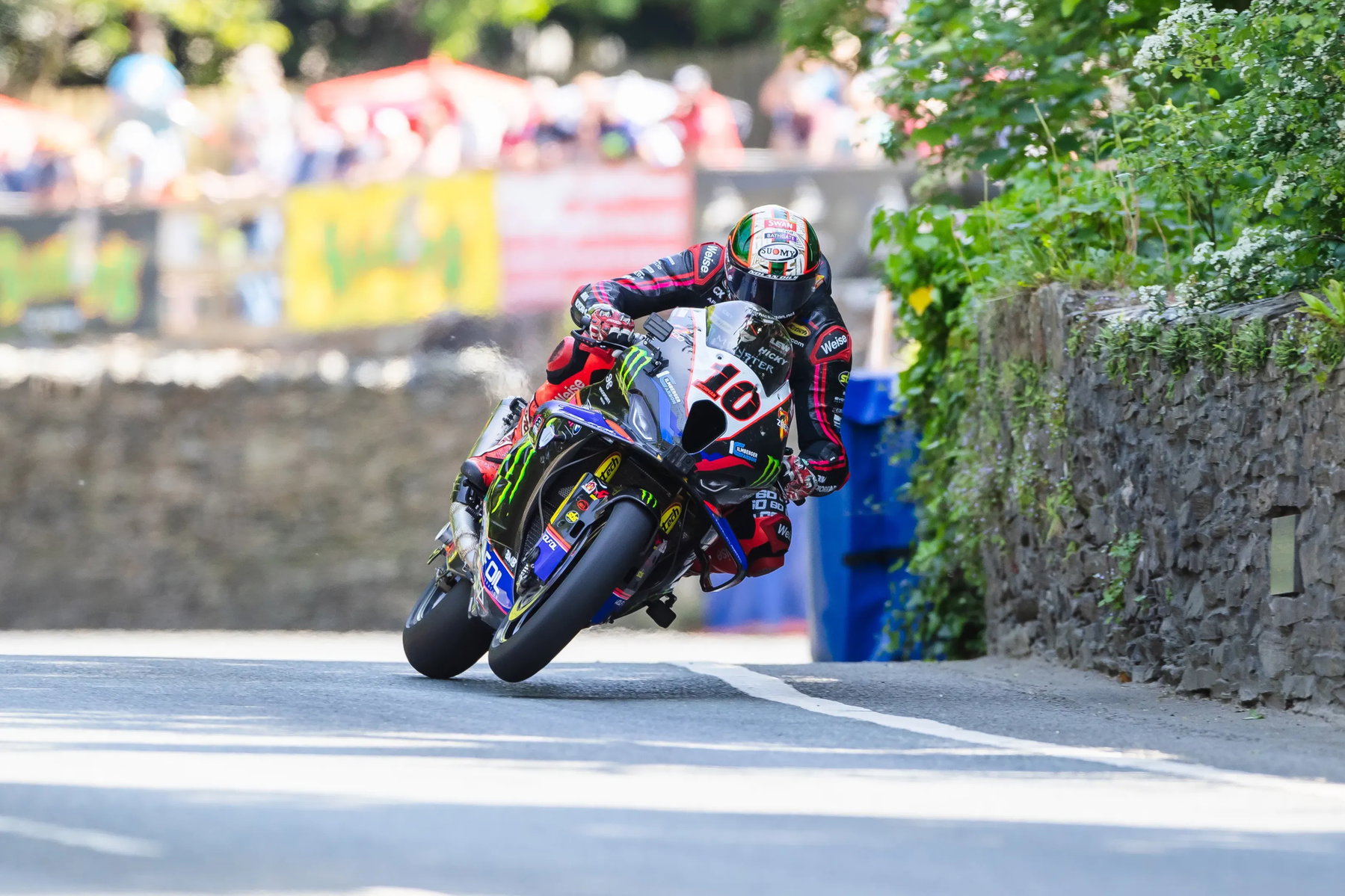Isle of Man TT: Dunlop bleibt vorn, Browne führt das Sportbike-Qualifying 5 Peter Hickman mit Startnummer 10 auf der BMW in Schräglage auf dem Mountain Course – Isle of Man TT 2026 Qualifying Superbike