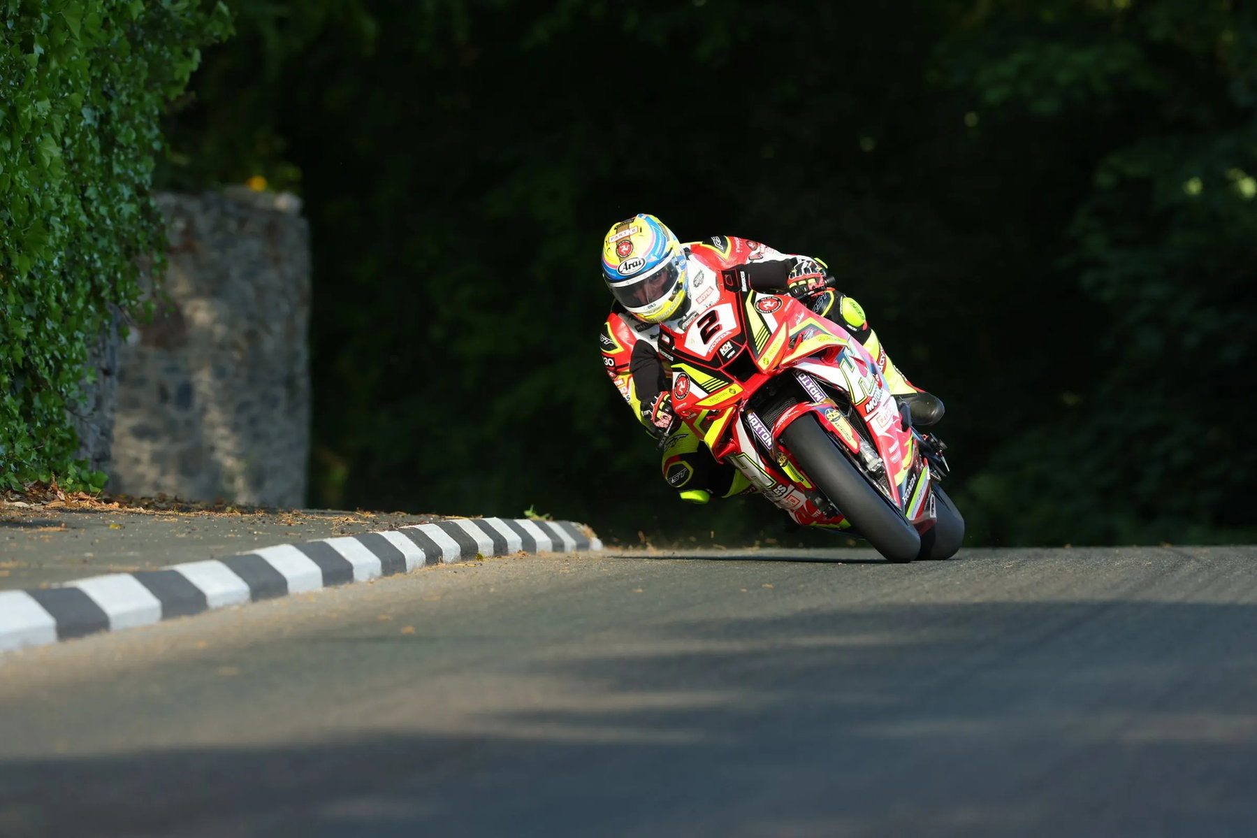 TT 2026 Supersport-Qualifying: Dunlops Ducati deklassiert die Konkurrenz, Jordan führt Sportbike an 6 Nathan Harrison auf der Honda H&H Motorcycles in Schräglage an Steinmauer mit Hecken – Isle of Man TT 2026 Qualifying