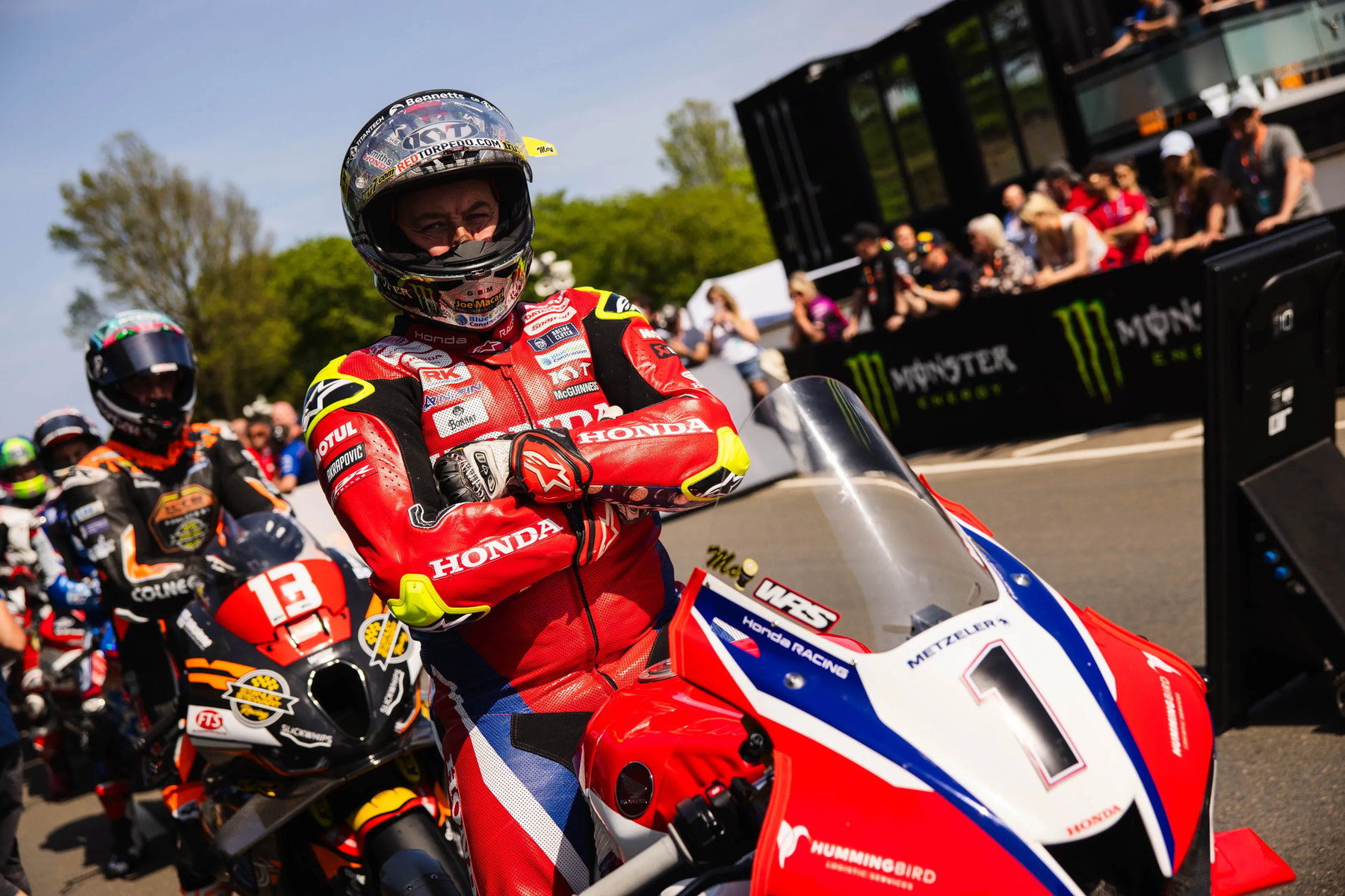 John McGuinness: Diese zehn Motorräder erzählen seine 30 TT-Jahre 6 John McGuinness mit Startnummer 1 auf der roten Honda am Startgrid – Isle of Man TT 2026 Qualifying