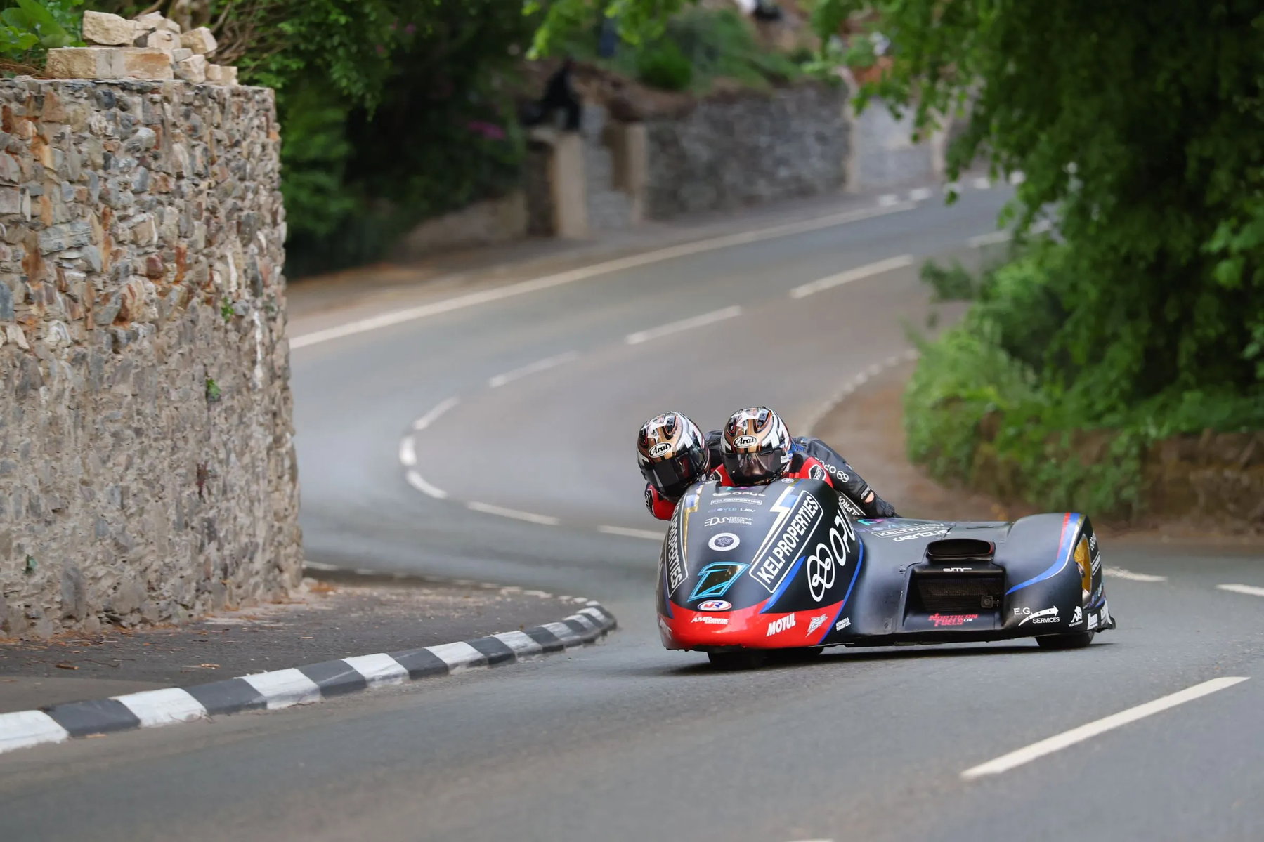 TT 2026 Supersport-Qualifying: Dunlops Ducati deklassiert die Konkurrenz, Jordan führt Sportbike an 7 Ryan und Callum Crowe im Kelproperties LCR Honda Sidecar in der Kurve an Steinmauer – Isle of Man TT 2026 Qualifying
