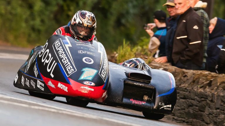 Ryan und Callum Crowe im Opul Kelproperties LCR Honda Sidecar Nummer 1 in Nahaufnahme vor Zuschauern – Isle of Man TT 2026 Qualifying