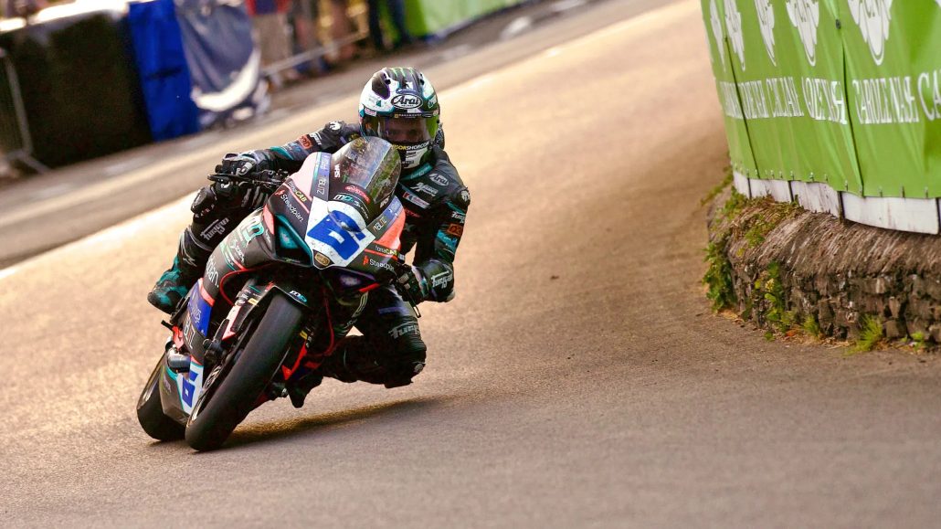Michael Dunlop auf der MD Racing Ducati Nummer 6 in Schräglage vor Carole Nash Banner – Isle of Man TT 2026 Qualifying Supersport