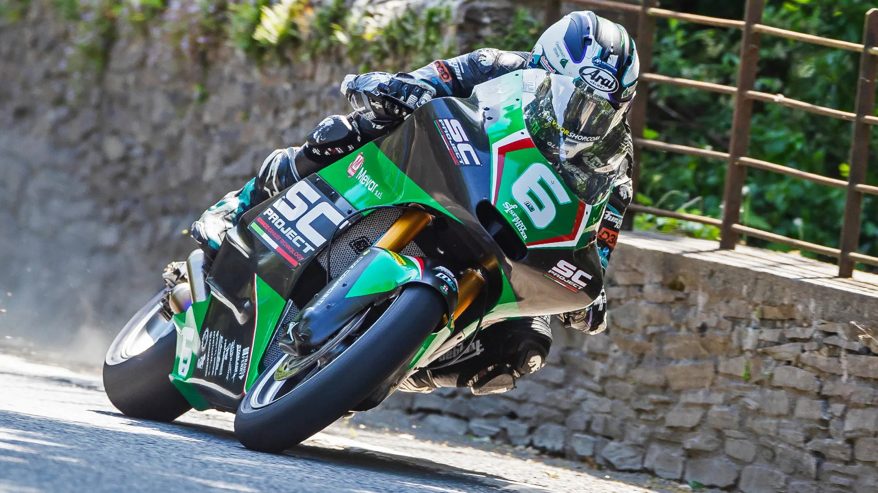 Michael Dunlop mit Startnummer 6 in Schräglage an Steinmauer auf dem Mountain Course – Isle of Man TT 2026 Qualifying