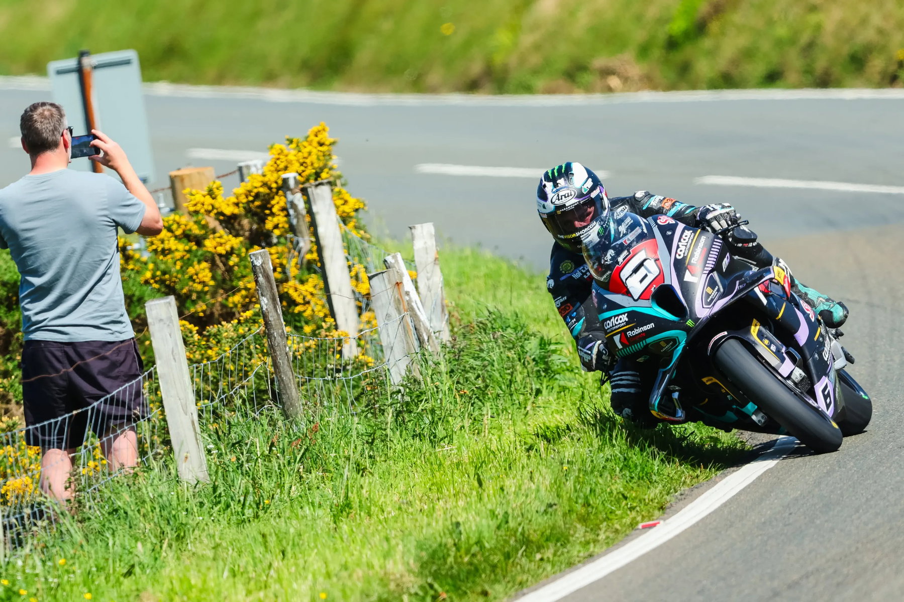 Isle of Man TT: Dunlop bleibt vorn, Browne führt das Sportbike-Qualifying 1 Michael Dunlop in Schräglage auf dem Mountain Course mit Zuschauer am Straßenrand – Isle of Man TT 2026 Qualifying