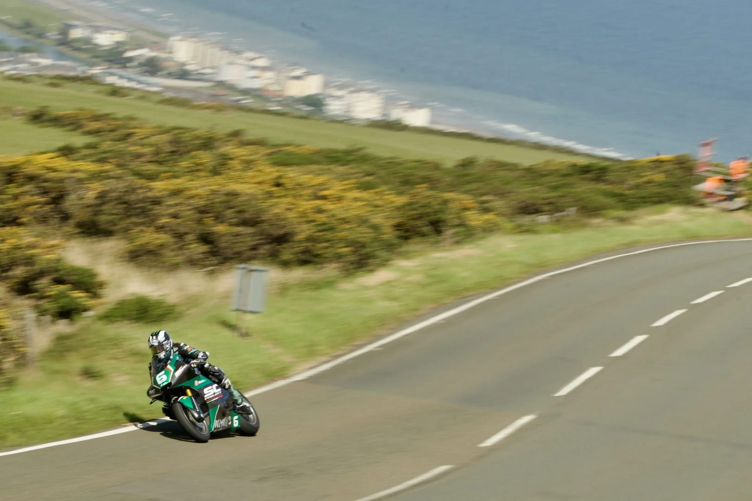 Isle of Man TT: Dunlop bleibt vorn, Browne führt das Sportbike-Qualifying Michael Dunlop mit Startnummer 6 auf dem Mountain Course mit Blick auf die Küste – Isle of Man TT 2026 Qualifying
