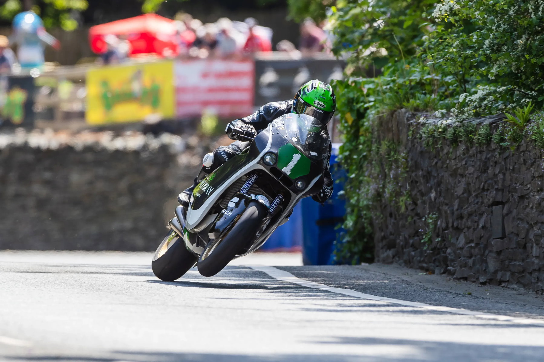 Isle of Man TT: Dunlop bleibt vorn, Browne führt das Sportbike-Qualifying 3 Mike Browne mit Startnummer 1 auf der Paton in Schräglage an Steinmauer – Isle of Man TT 2026 Qualifying Sportbike