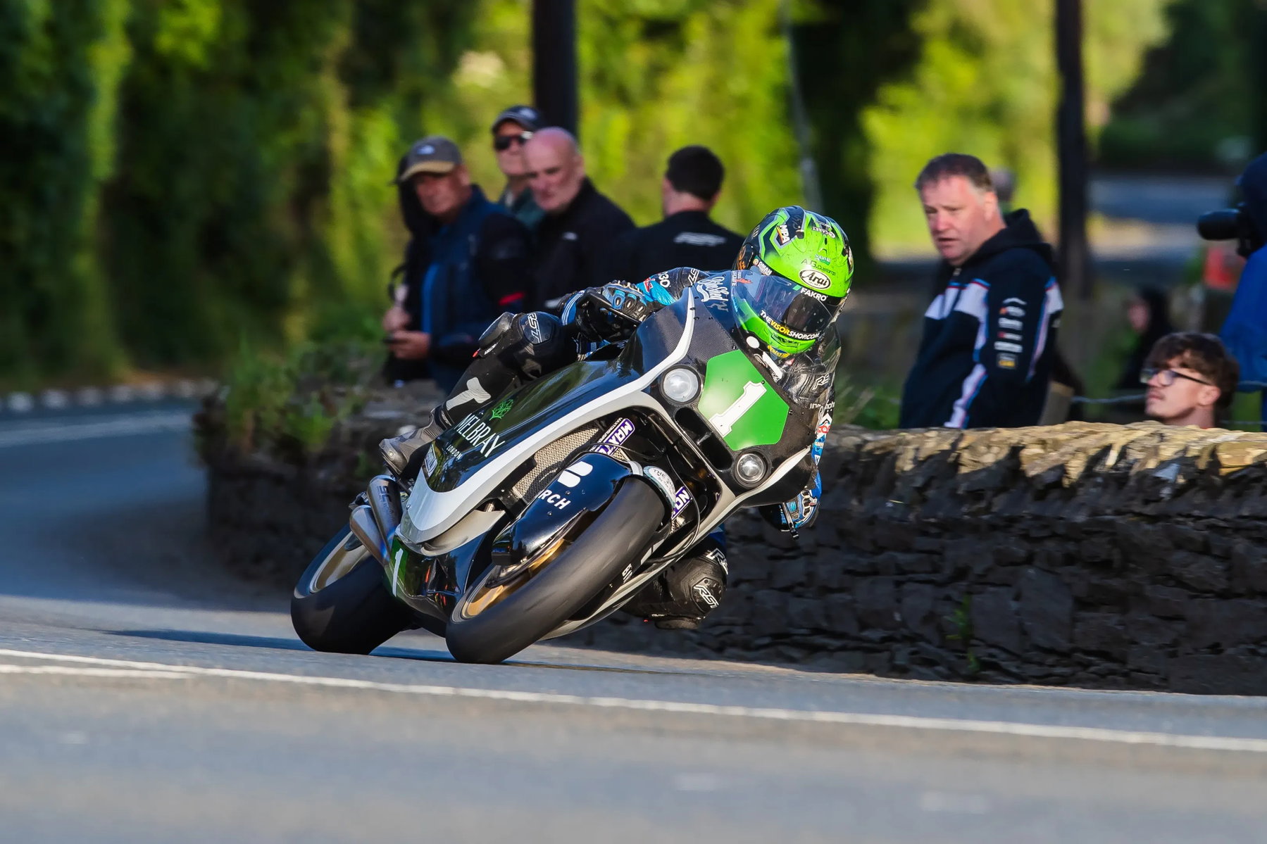 TT 2026 Supersport-Qualifying: Dunlops Ducati deklassiert die Konkurrenz, Jordan führt Sportbike an 4 Mike Browne auf der Melbray Racing Paton Nummer 1 in Schräglage vor Zuschauern an Steinmauer – Isle of Man TT 2026 Qualifying Sportbike