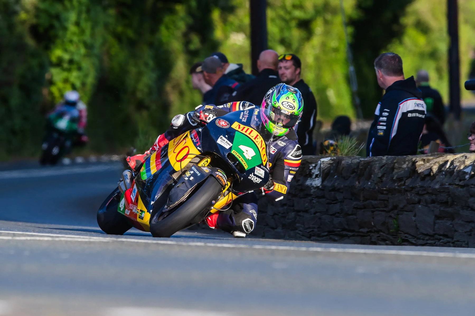 TT 2026 Supersport-Qualifying: Dunlops Ducati deklassiert die Konkurrenz, Jordan führt Sportbike an 1 Jamie Coward auf der Milenco by Padgetts Paton Nummer 4 in Schräglage vor Zuschauern – Isle of Man TT 2026 Qualifying Sportbike
