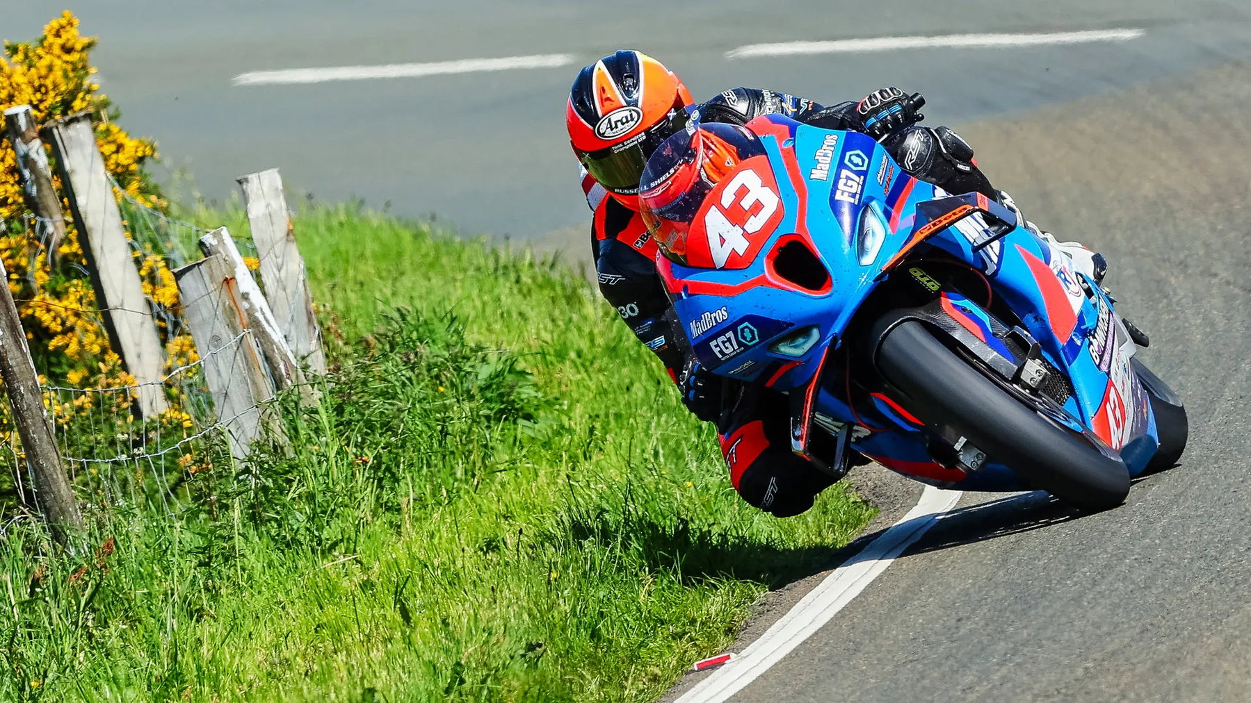 Isle of Man TT: Harrison Dominates, Superstock Podium Wide Open 2 McCoy mit Startnummer 43 auf der Superstock-Maschine in Schräglage auf dem Mountain Course – Isle of Man TT 2026 Qualifying