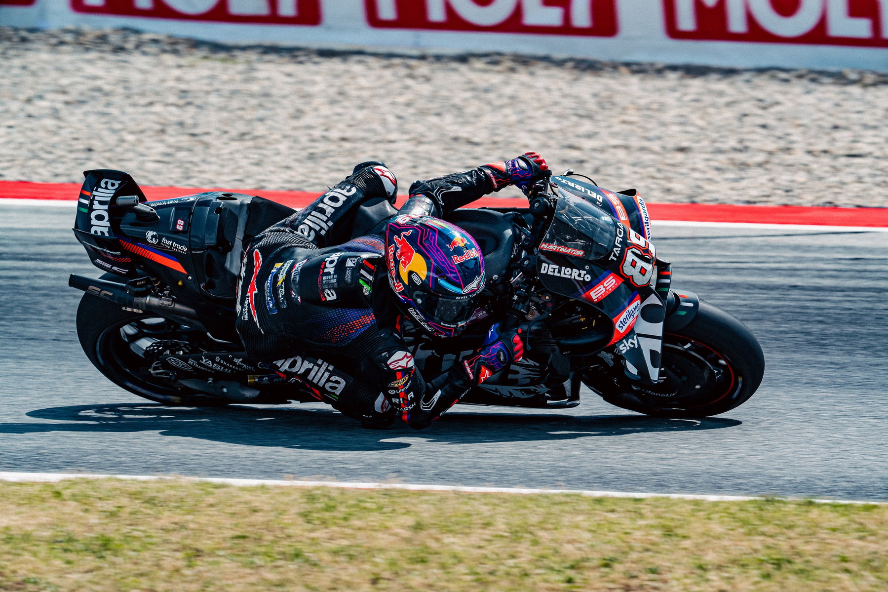 Jorge Martin und Marco Bezzecchi nebeneinander auf der Aprilia RS-GP – MotoGP Catalunya GP Barcelona 2026