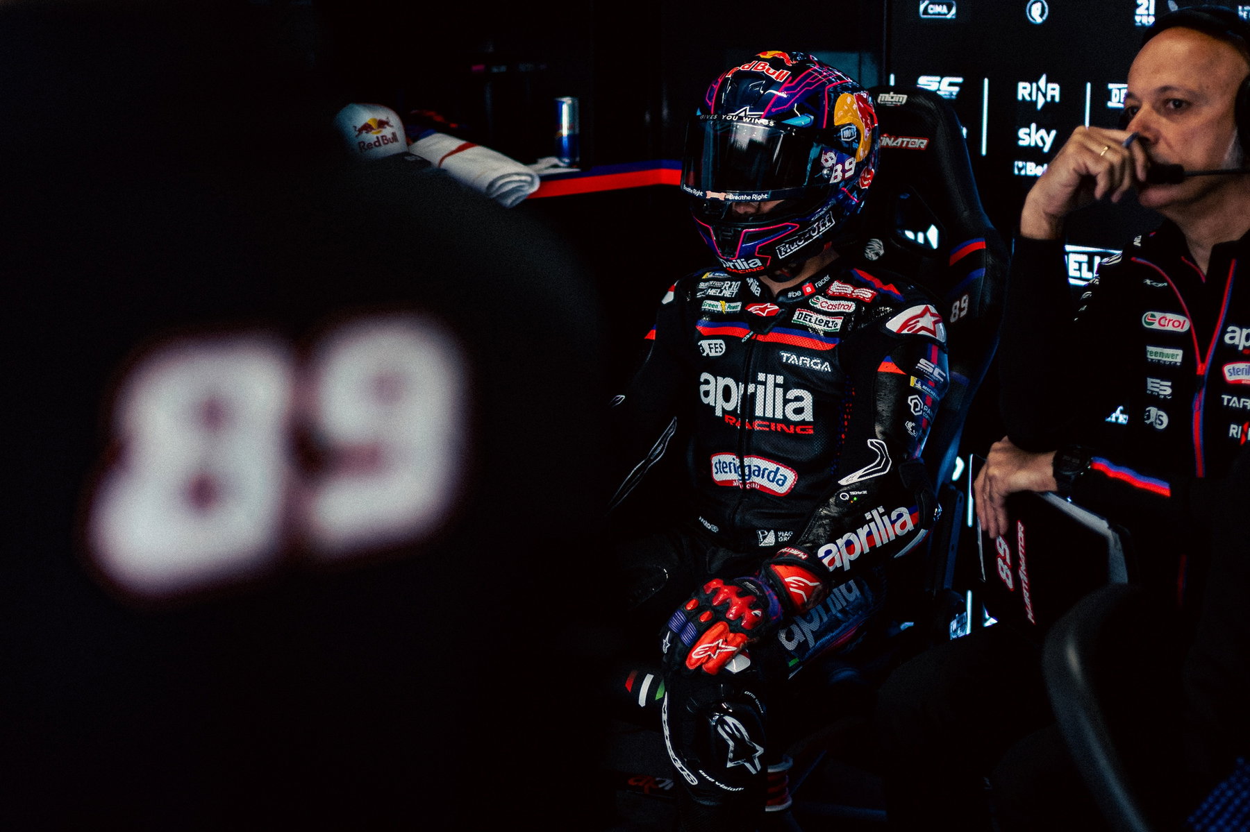 Jorge Martin nach sechstem Sturz im Krankenhaus: Entwarnung in Barcelona 3 Jorge Martin in der Aprilia-Box mit Mechaniker – MotoGP Catalunya GP Barcelona 2026