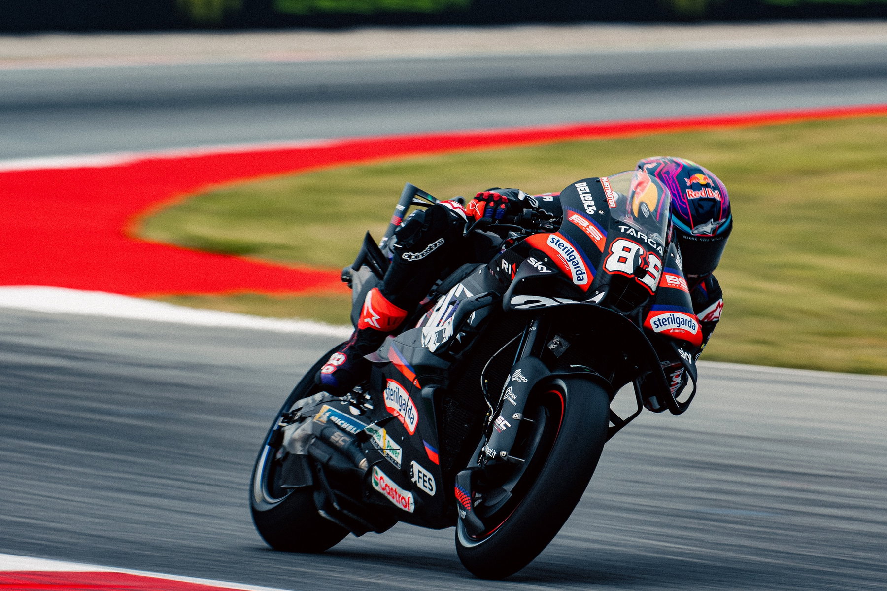 Alex Marquez Wins Catalunya Sprint by 0.041 Seconds Over Acosta 3 Jorge Martin auf der Aprilia RS-GP Nummer 89 in Schräglage – MotoGP Catalunya GP Barcelona 2026