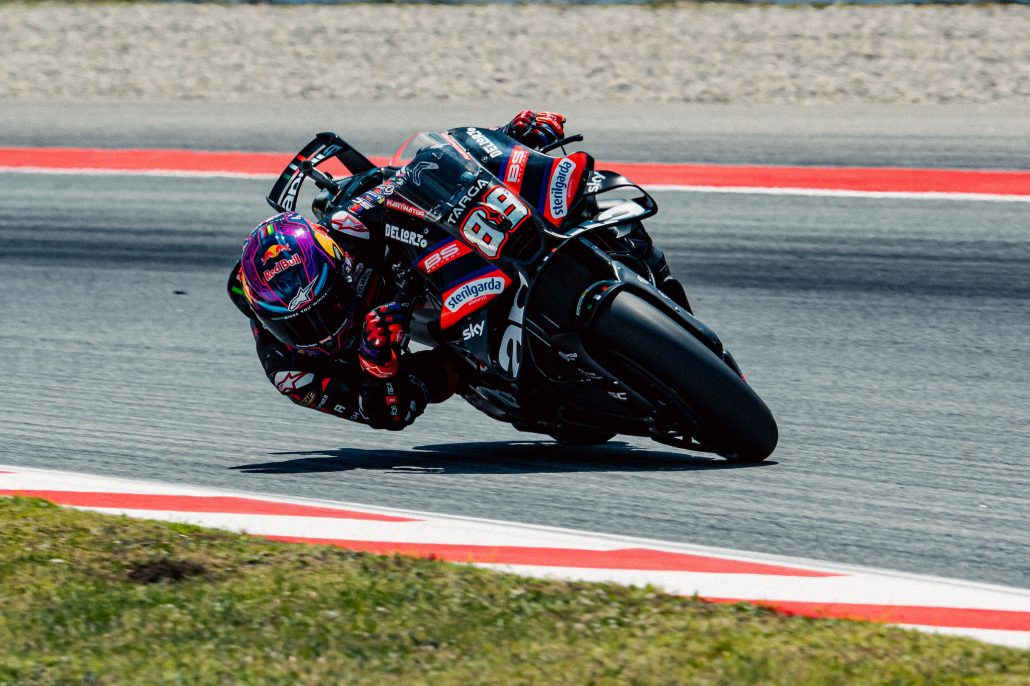 Jorge Martin auf der Aprilia RS-GP in Schräglage Seitenansicht – MotoGP Catalunya GP Barcelona 2026