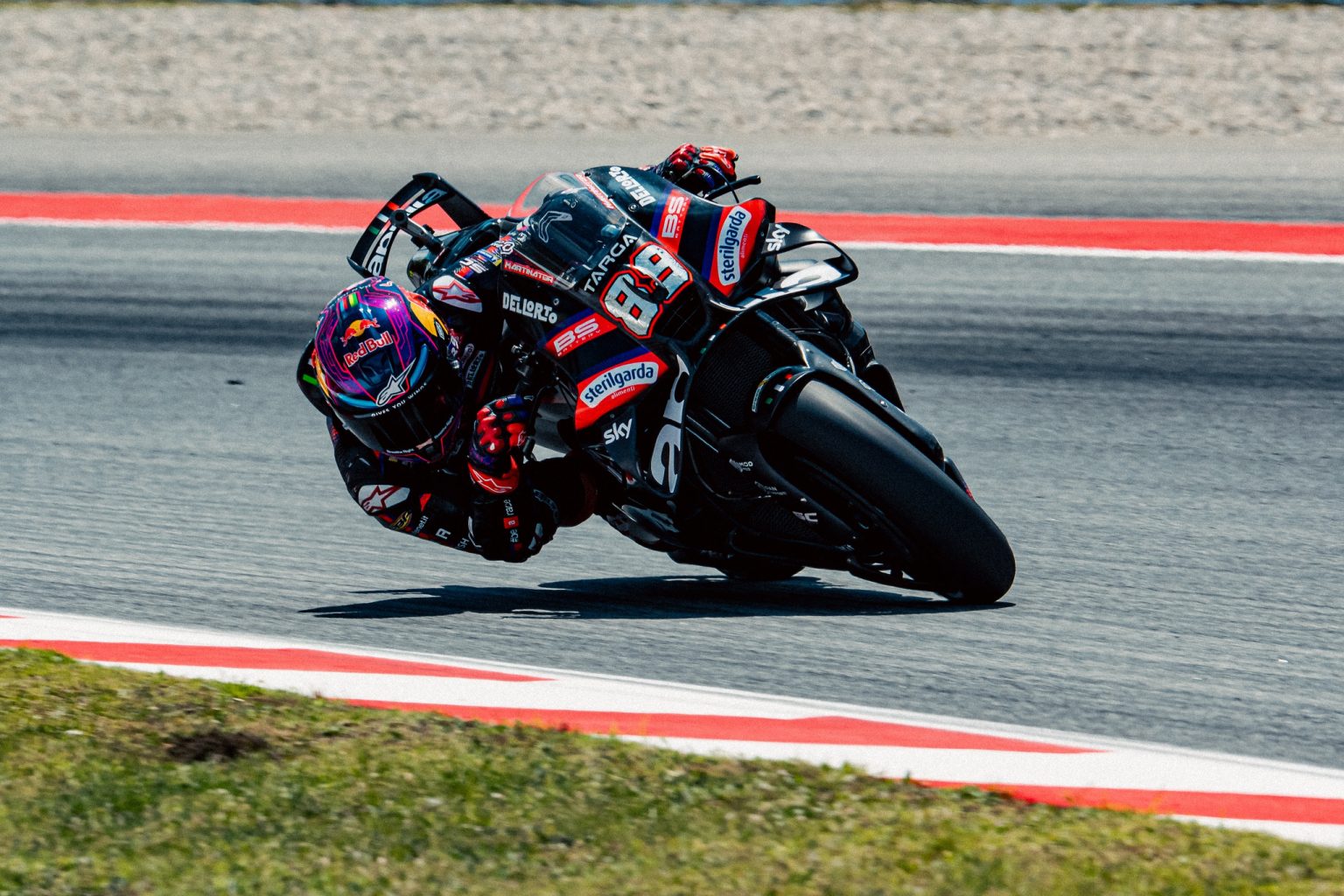 Jorge Martin nach sechstem Sturz im Krankenhaus: Entwarnung in Barcelona Jorge Martin auf der Aprilia RS-GP in Schräglage Seitenansicht – MotoGP Catalunya GP Barcelona 2026