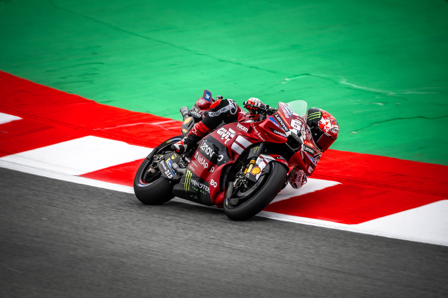 Francesco Bagnaia auf der Ducati Desmosedici GP26 in Schräglage mit grünem Auslaufbereich – MotoGP Catalunya GP Barcelona 2026