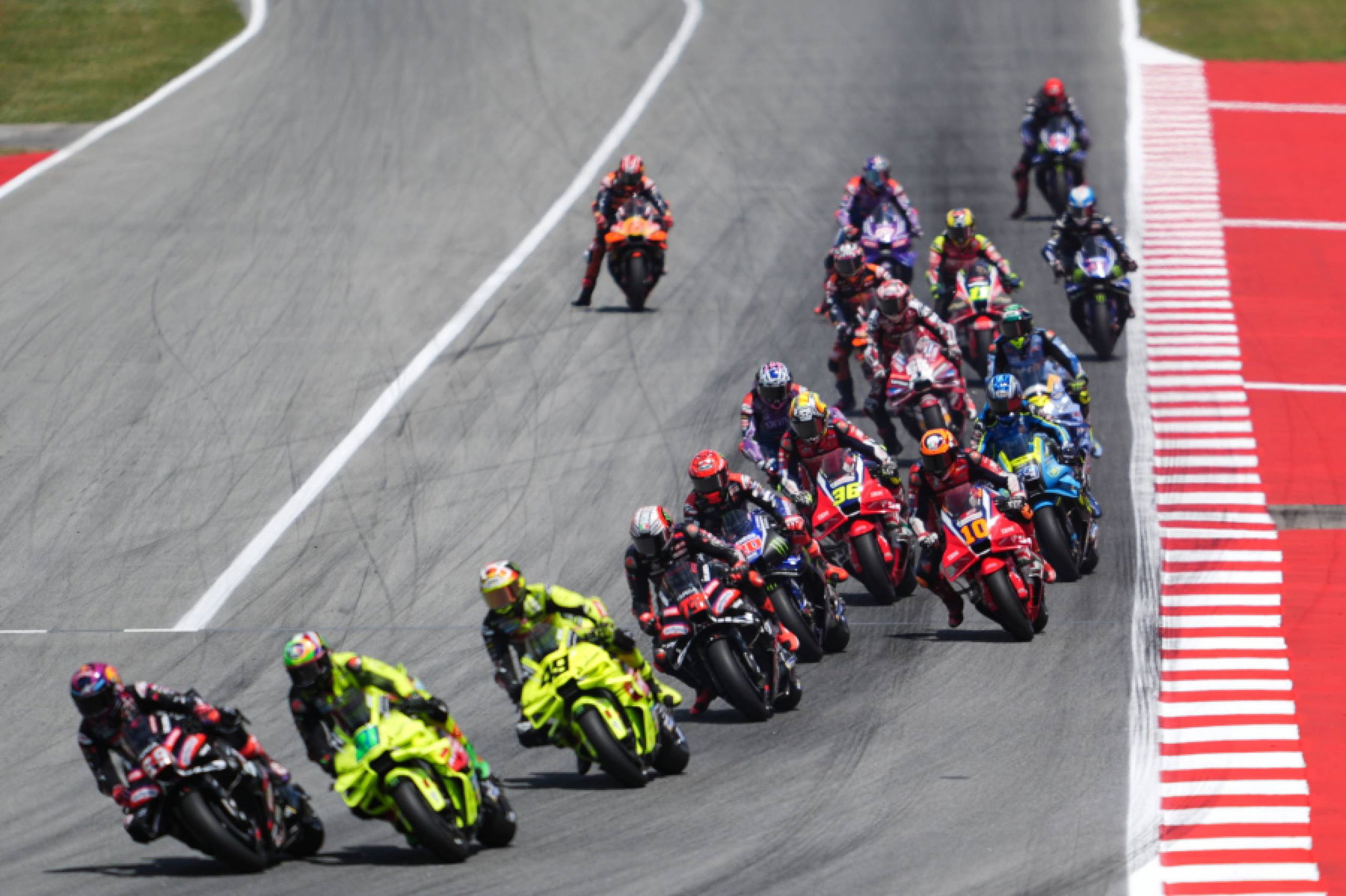 Rennstart MotoGP Catalunya GP Barcelona 2026 – Fahrerfeld in der ersten Kurve Vogelperspektive