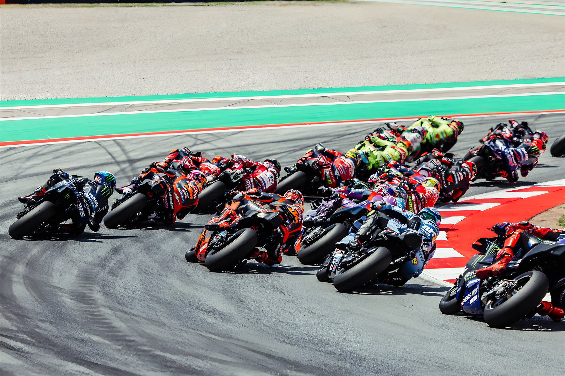 Rennstart MotoGP Catalunya GP Barcelona 2026 – Fahrerfeld aus der Vogelperspektive erste Kurve
