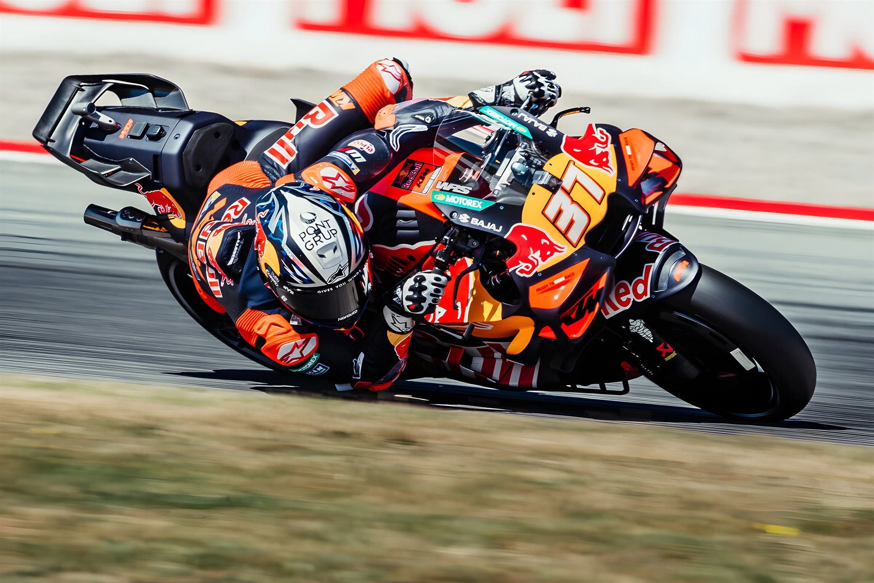 Alex Marquez Wins Catalunya Sprint by 0.041 Seconds Over Acosta 1 Pedro Acosta auf der Red Bull KTM RC16 auf der Strecke – MotoGP Catalunya GP Barcelona 2026
