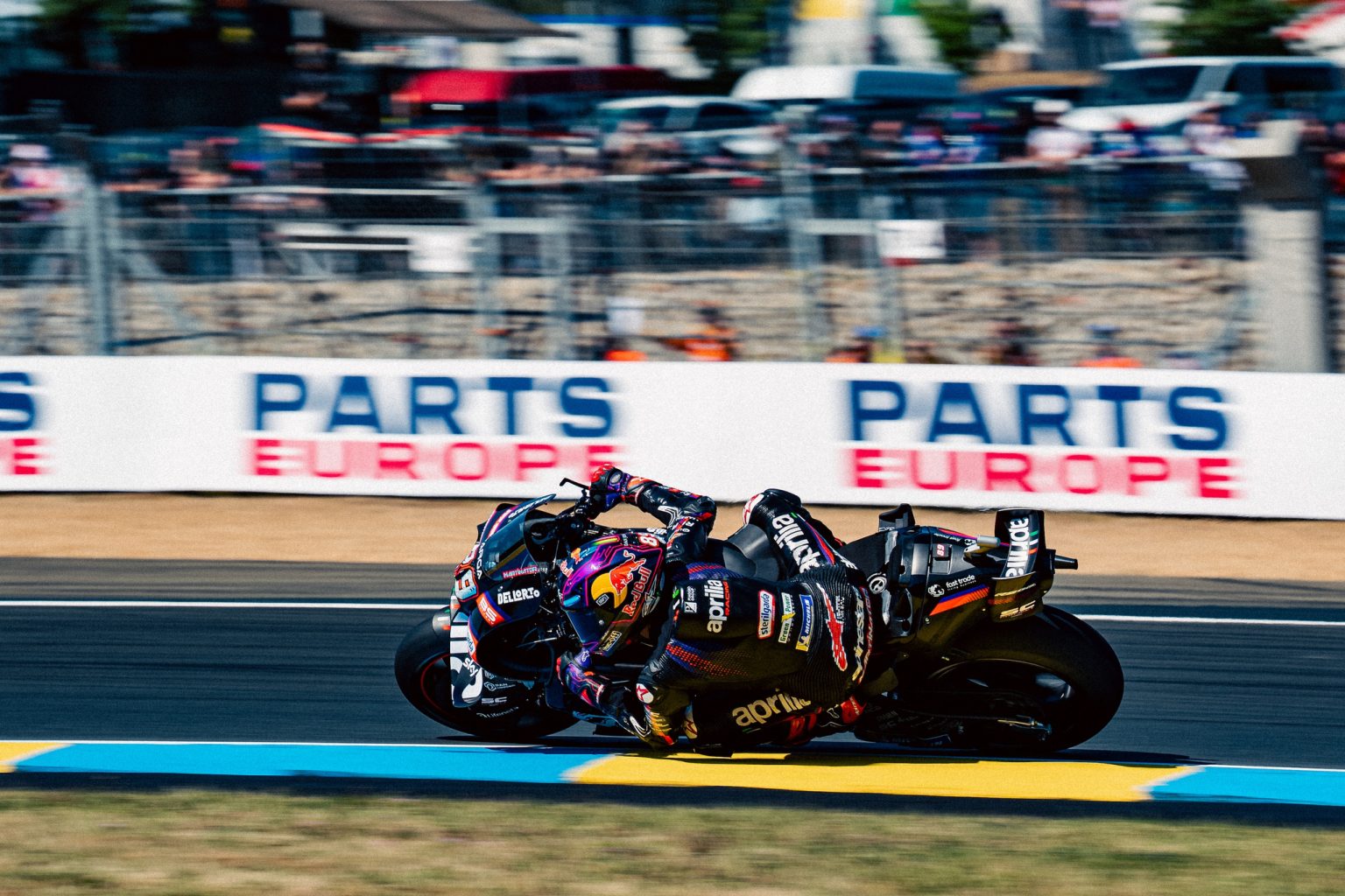 Jorge Martin Aprilia RS-GP in Schräglage mit Parts-Europe-Banner – MotoGP Frankreich GP Le Mans 2026