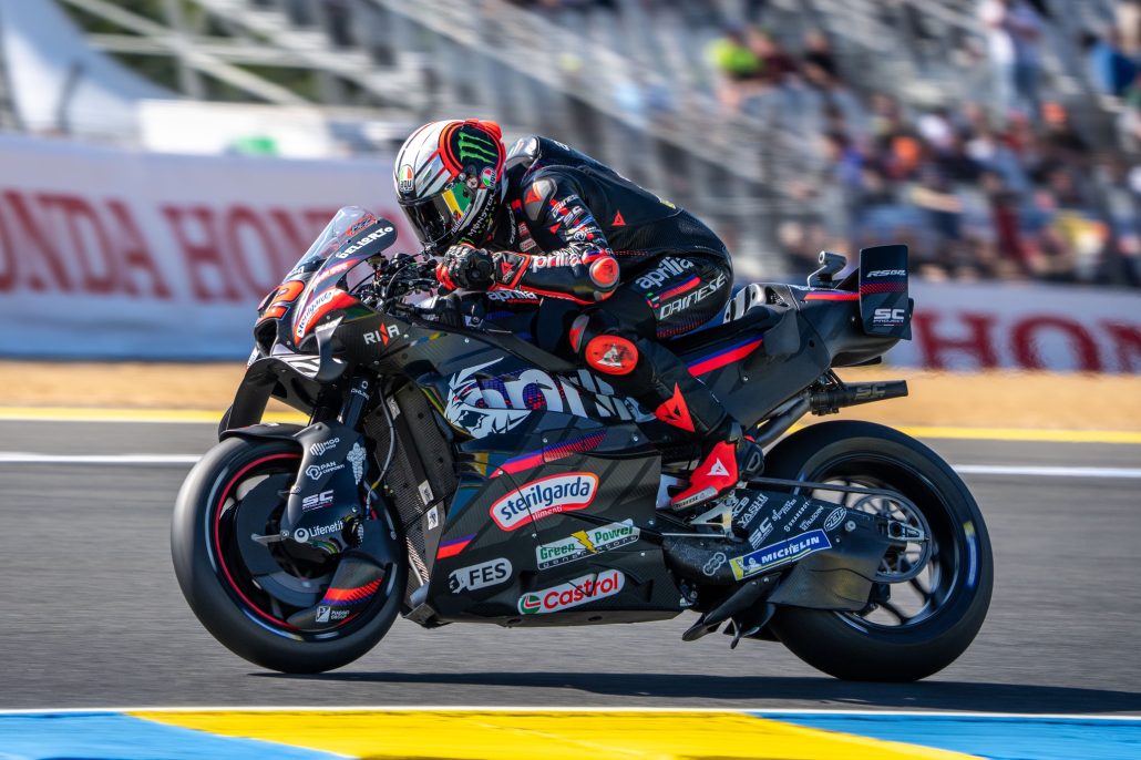 Marco Bezzecchi Aprilia RS-GP Seitenansicht auf der Strecke – MotoGP Frankreich GP Le Mans 2026