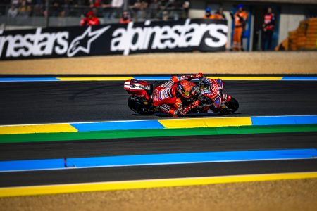 Marc Marquez auf der Ducati Desmosedici GP26 in Schräglage – MotoGP Frankreich GP Le Mans 2026