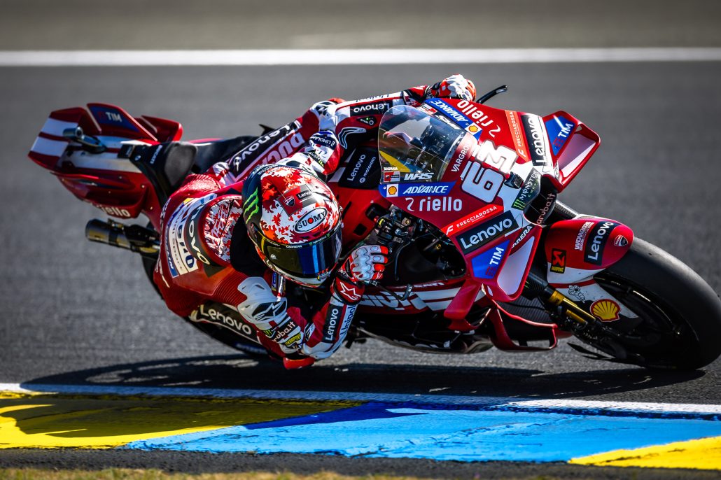 Pecco Bagnaia Ducati Desmosedici GP26 in Schräglage Nahaufnahme – MotoGP Frankreich GP Le Mans 2026