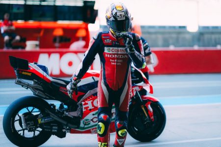 Joan Mir neben der Honda RC213V in der Boxengasse – MotoGP Frankreich GP Le Mans 2026