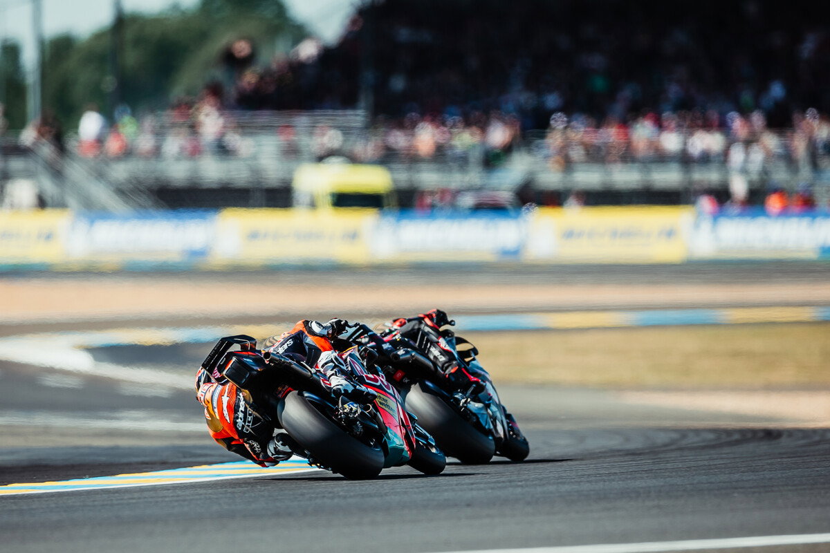 Pedro Acosta Red Bull KTM RC16 Zweikampf in Schräglage – MotoGP Frankreich GP Le Mans 2026