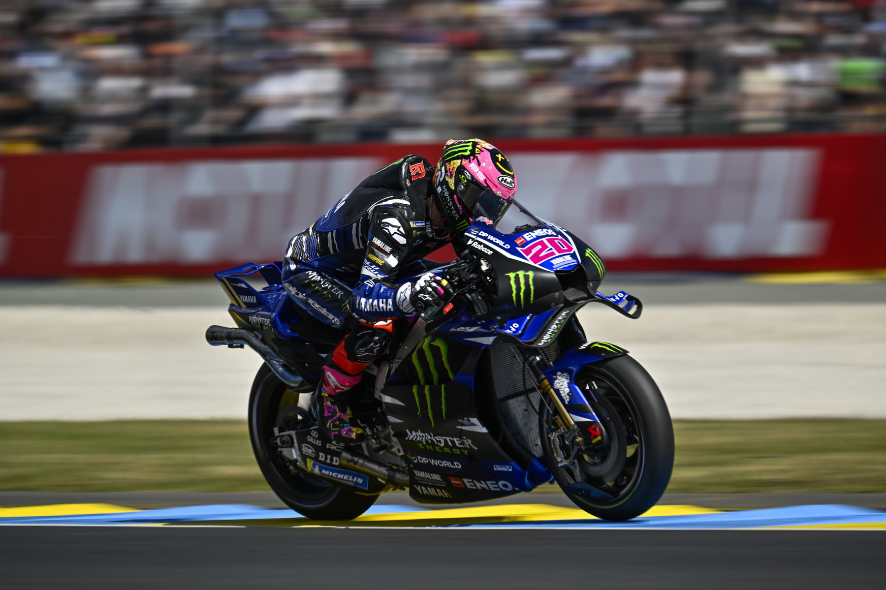 Fabio Quartararo Monster Energy Yamaha YZR-M1 Fahraufnahme mit Zuschauern – MotoGP Frankreich GP Le Mans 2026