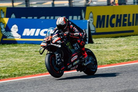 Marco Bezzecchi auf der Aprilia RS-GP beim Wheelie – MotoGP Italien GP Mugello 2026