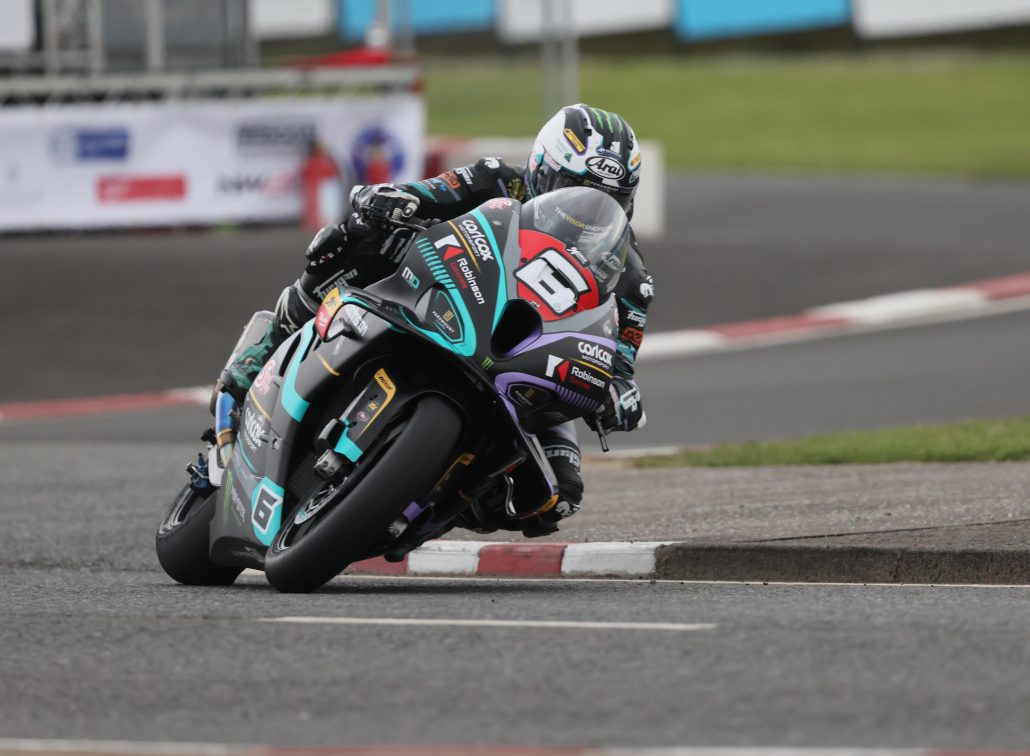Michael Dunlop auf der MD Racing BMW in Schraglage – NW200 Superstock Qualifying North West 200 2026