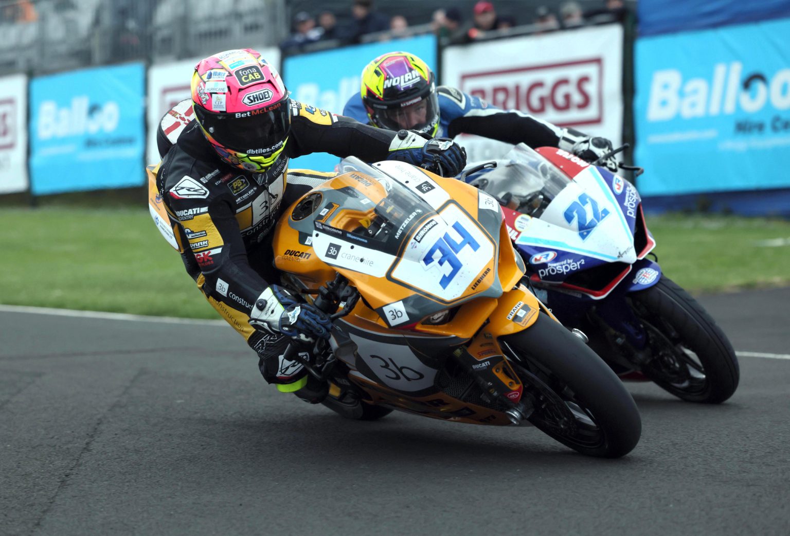 Alastair Seeley auf der Ducati Panigale in Schraglage neben Paul Jordan – NW200 Supersport Qualifying North West 200 2026