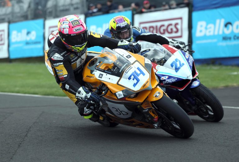 Alastair Seeley auf der Ducati Panigale in Schraglage neben Paul Jordan – NW200 Supersport Qualifying North West 200 2026