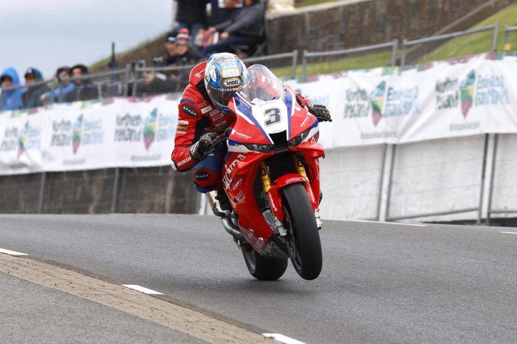 Dean Harrison auf der Honda Racing Fireblade im Wheelie bei Black Hill – NW200 Superbike Qualifying North West 200 2026