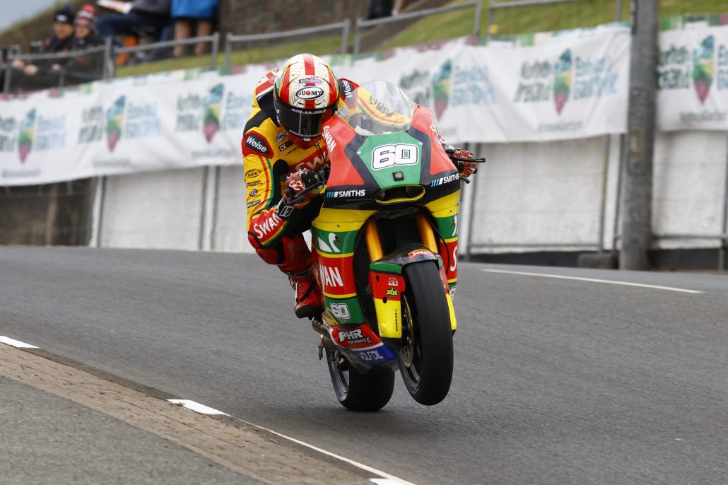 Peter Hickman auf der Swan Racing Yamaha im Wheelie bei Black Hill – NW200 Supertwin Qualifying North West 200 2026