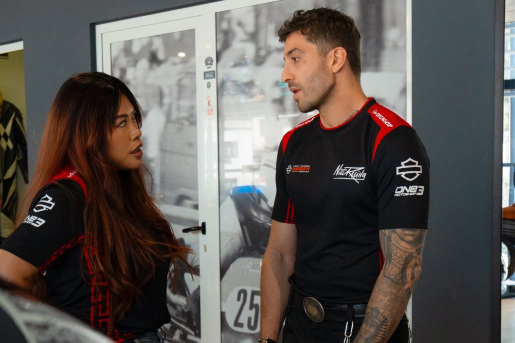 Andrea Iannone und Angela Khuu im Gespräch in Nitiracing-Teamkleidung, Harley-Davidson Bagger World Cup 2026