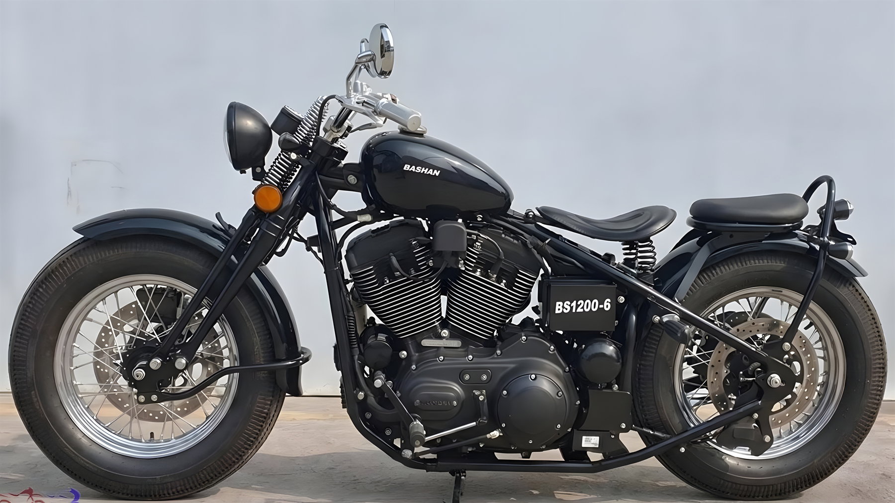 Bashan BS1200-G 2027 – Seitenansicht linke Seite, komplettes Motorrad mit Hardtail-Rahmen, Solo-Sitzbank und kurzem Heckfender