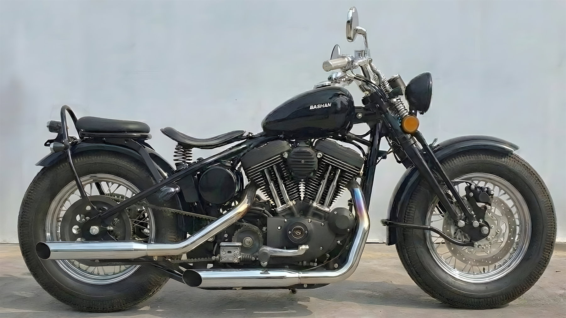 Bashan BS1200-G 2027 – Seitenansicht rechte Seite mit sichtbarem Auspuff, V-Twin-Motor und starrem Heck ohne Federbein