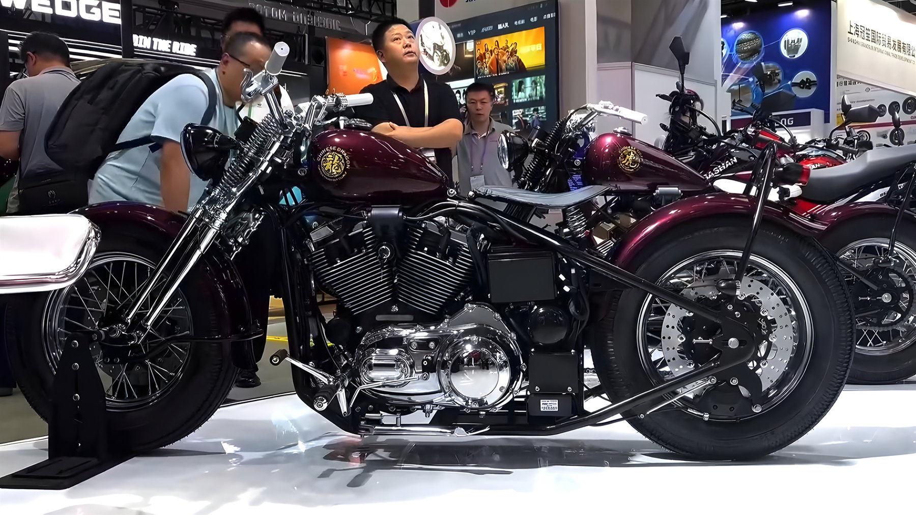 Bashan BS1200-G 2027 – Messeauftritt in China, weinrotes Modell mit Chromdetails und goldenem Tankemblem auf Motorradmesse