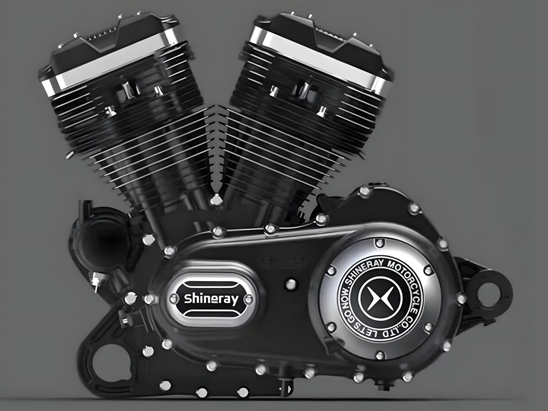 Shineray 1200 V-Twin – Freisteller des luftgekühlten Zweizylinder-V-Motors mit Shineray-Logo auf Motordeckel, Sportster-Klon
